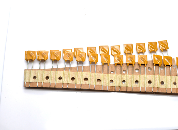 bussmann PTR030V系列 可恢復(fù) 方形 黃色插件保險